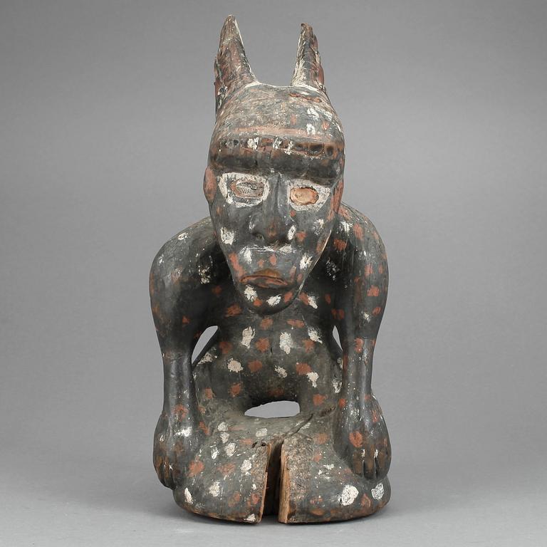 FIGUR, skuret trä, 1900-tal.