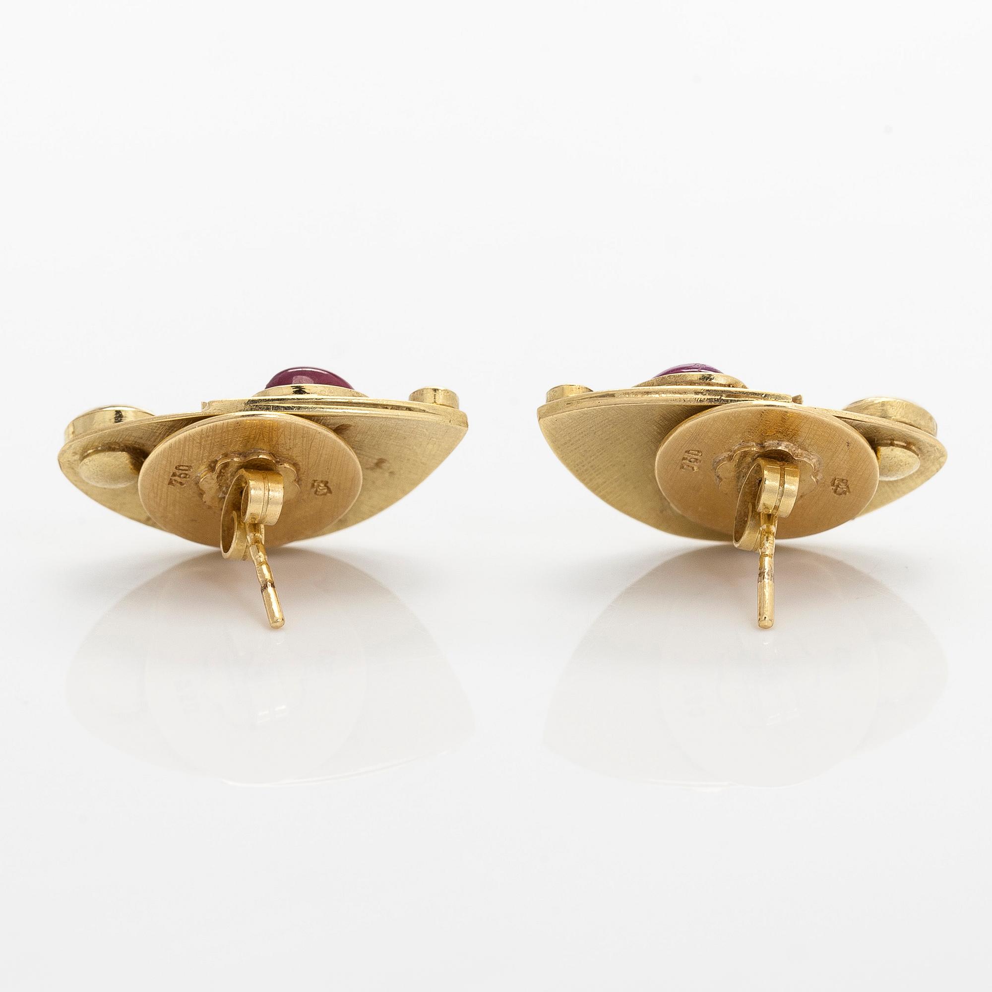 Örhängen, briljantslipade diamanter, fasettslipade smaragder, cabochonslipade rubiner, opaler, pärlor, 18K guld.