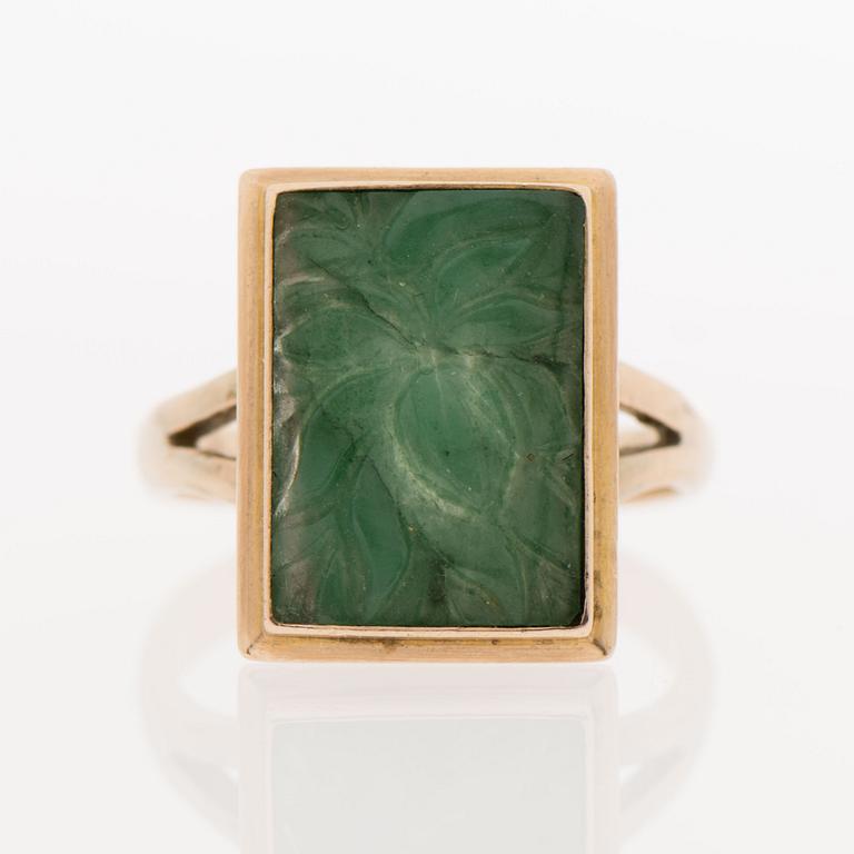 A RING, carved jade, 18K gold.