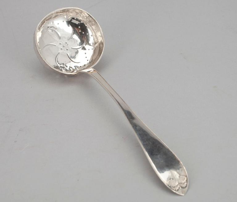 SOCKERSTRÖARE, silver, Carl Anton Carlborg, Åbo 1824. Vikt 43,7 g.