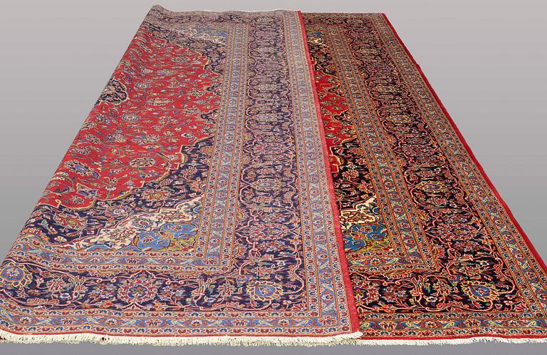 A CARPET Kashan, signed, ca 422 x 347 cm.
