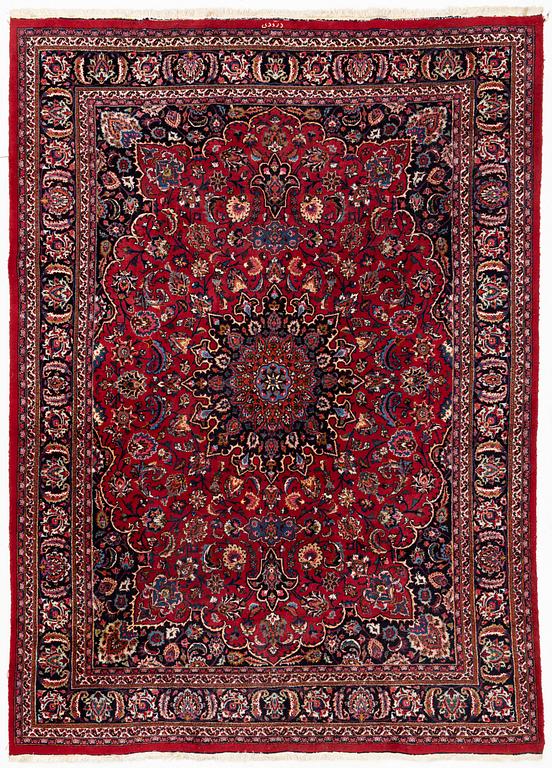 A Meshad carpet, ca 410 x 290 cm.
