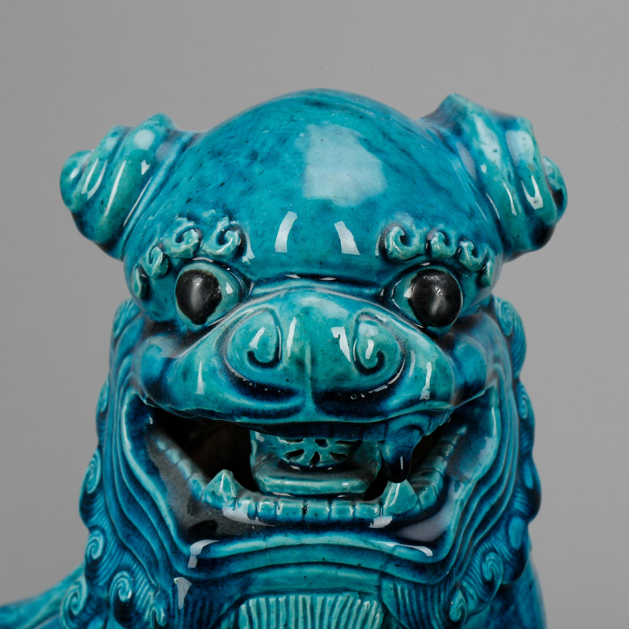 TEMPELHUNDAR, 2 st. Kina. Modern tillverkning.