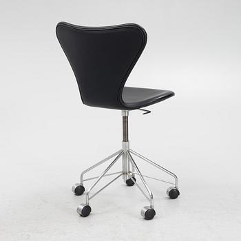 Arne Jacobsen, skrivbordsstol, "Sjuan", Fritz Hansen, Danmark, daterad 2004.