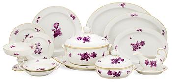 An extensive Kongelige Porcelainsfabrik dinner service (148 pieces).