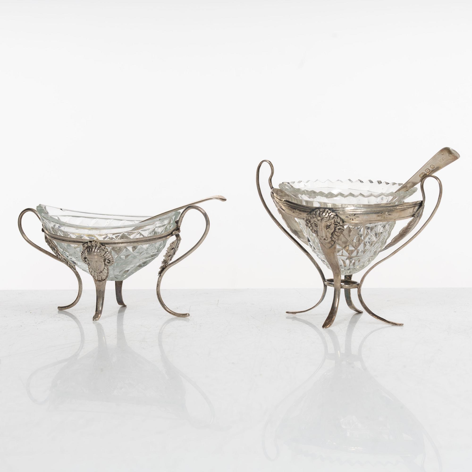 Saltkar, 2 st snarlika, silver och glas, troligen Frankrike. 1800-tal.
