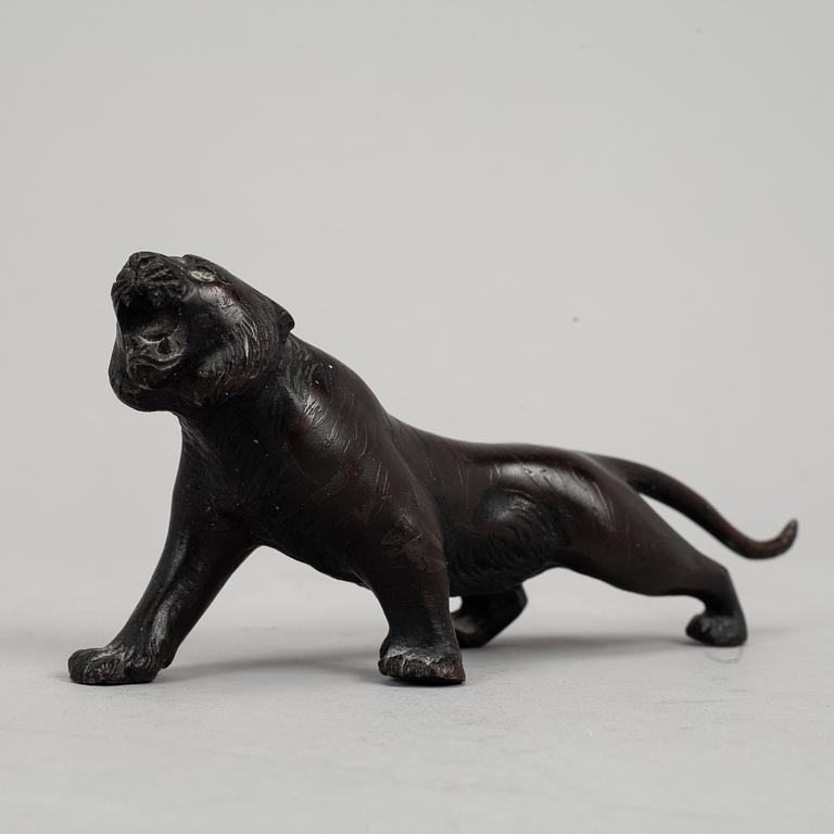 A patinated bronze figurine of a panther, Japan, 20 th century.