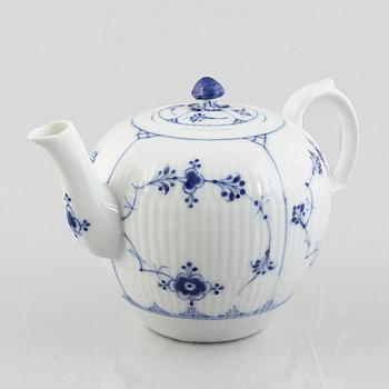 Tekanna, porslin, Royal Copenhagen, "Musselmalet", modell  251, 1898-1923.