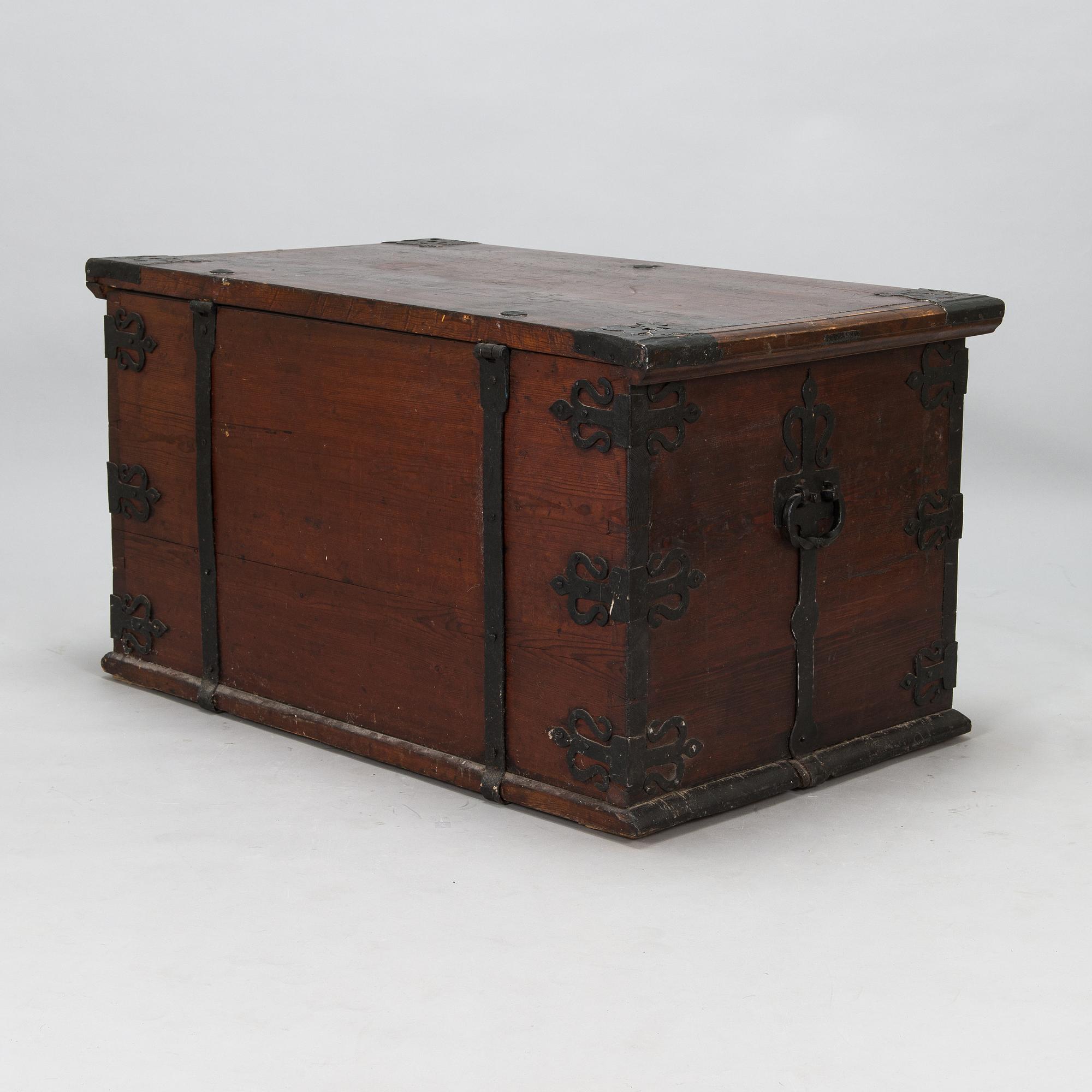 A Finnish folk art chest from Loimaa, 18th century.