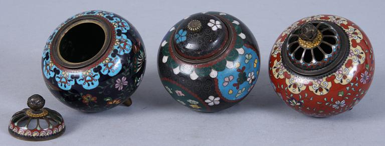 RÖKELSKAR, 2 st, samt BURK MED LOCK, cloisonne, 1900-talets första kvartal.