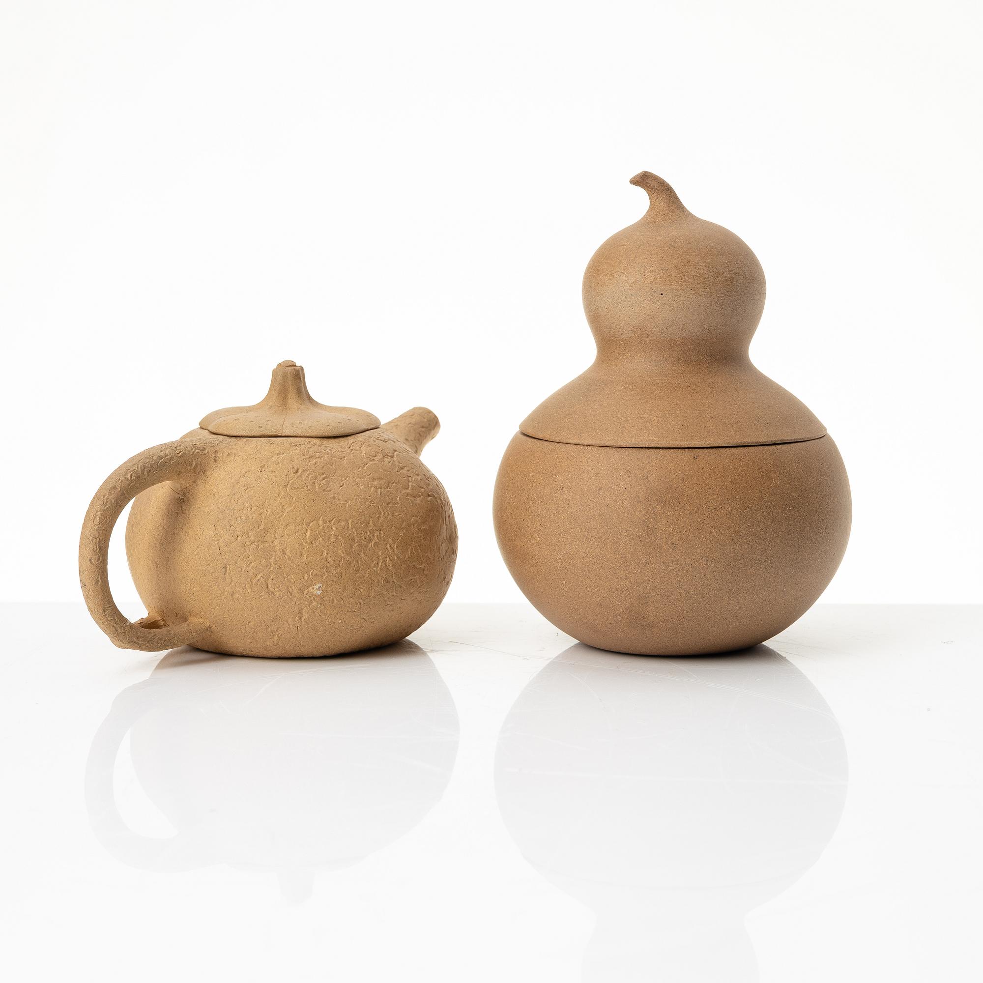 A teapot and a box with cover, yixing, China, 1970/80s-.