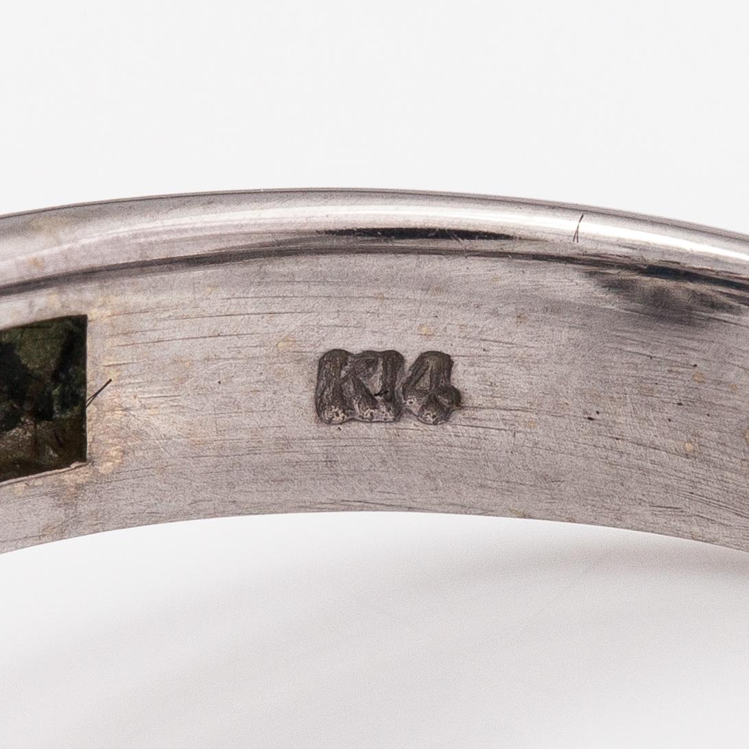 Ring, 14K vitguld, diamanter ca 0.85 ct tot och rödgrön spessartingranat.