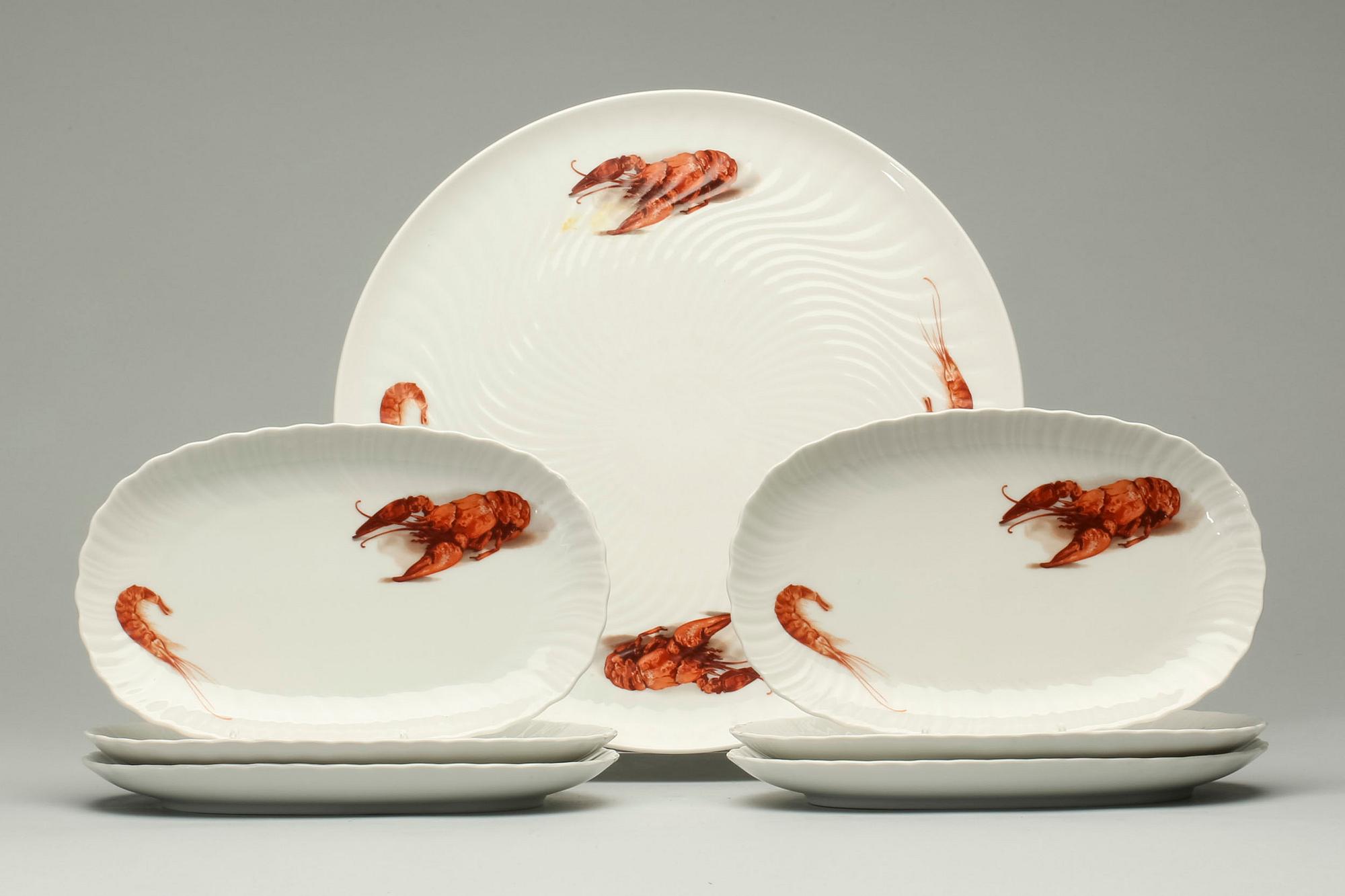 SERVISDELAR med KRÄFTMOTIV, 7 delar, porslin, Hackefors, 1900-tal.