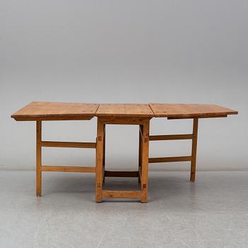 A pine gate-leg table, 19th Century.