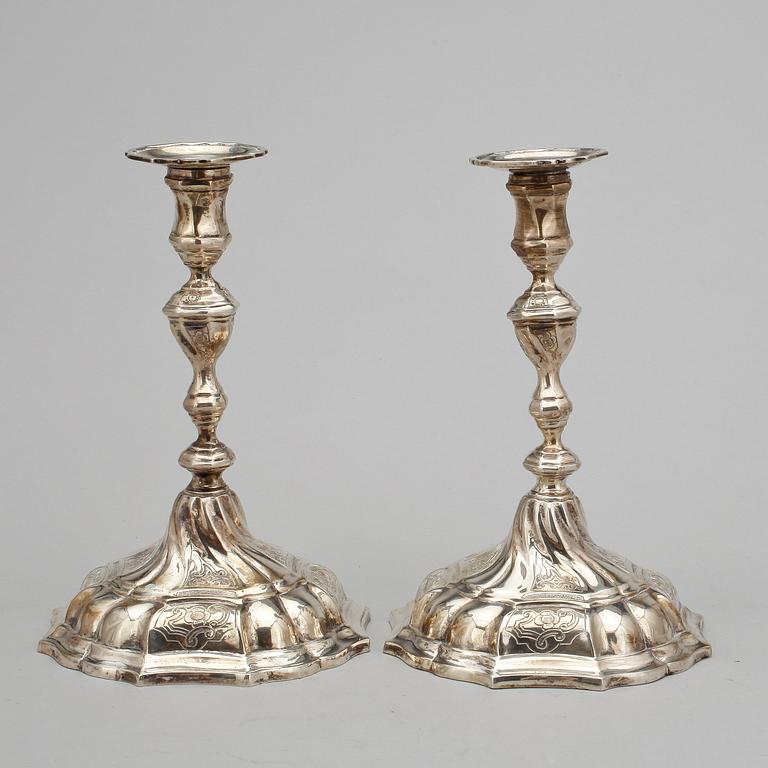LJUSSTAKAR, ett par, silver, rokokostil, sannolikt Tyskland, 1800-tal. Vikt 530 gram.