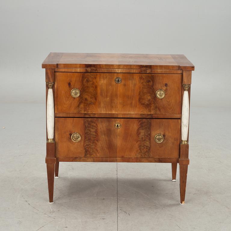 BYRÅ, empirestil. Omkring 1900.