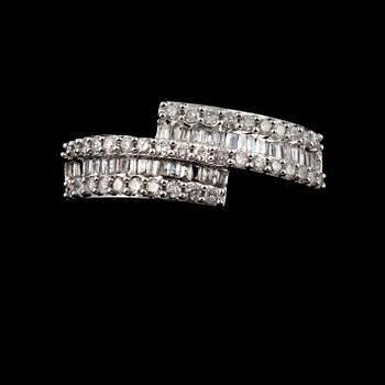 RING, 18k vitguld med briljant och baguettslipade diamanter,0.48 ct. Vikt 3,0 g.