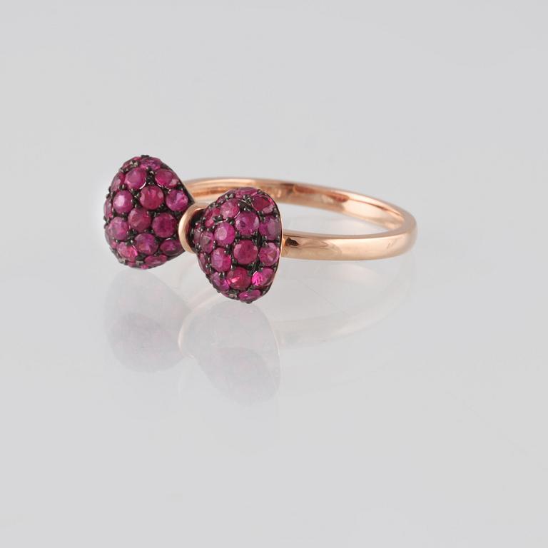 RING, 18K guld med fasettslipade rubiner ca 1.25 ct. Vikt 2,9 gram.