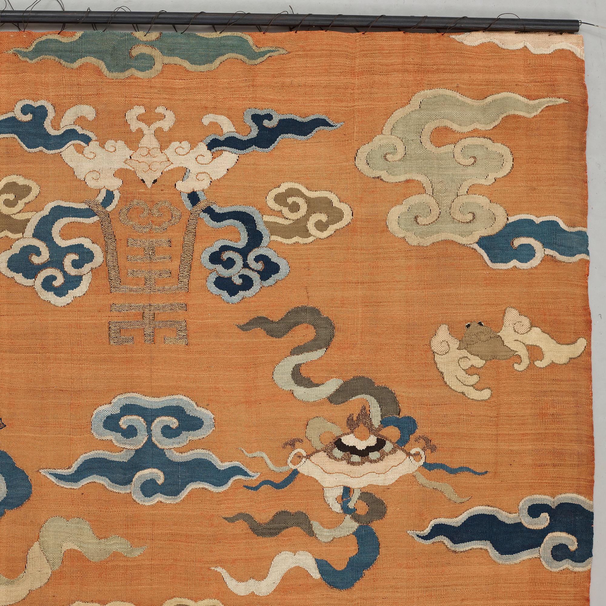 KESI, silk and gold threads. 159,5 x 50 cm. Late Qing dynasty (1644-1912).