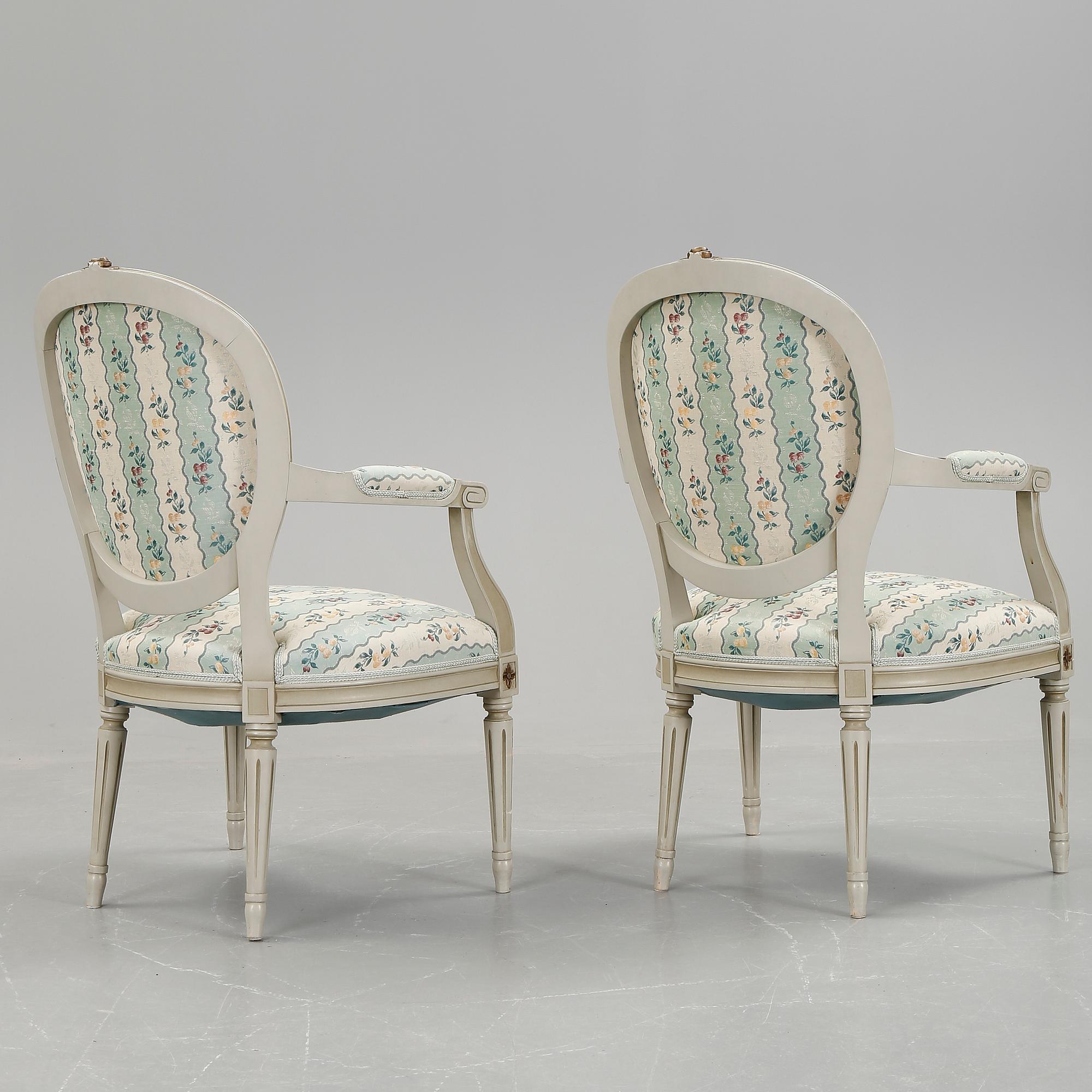 KARMSTOLAR, ett par, Gustaviansk stil, omkring 1900-talets mitt.
