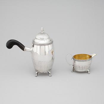 KAFFEKANNA SAMT GRÄDDKANNA, silver, empirstil. C G Hallberg, Stockholm 1938. Vikt ca 750 g.