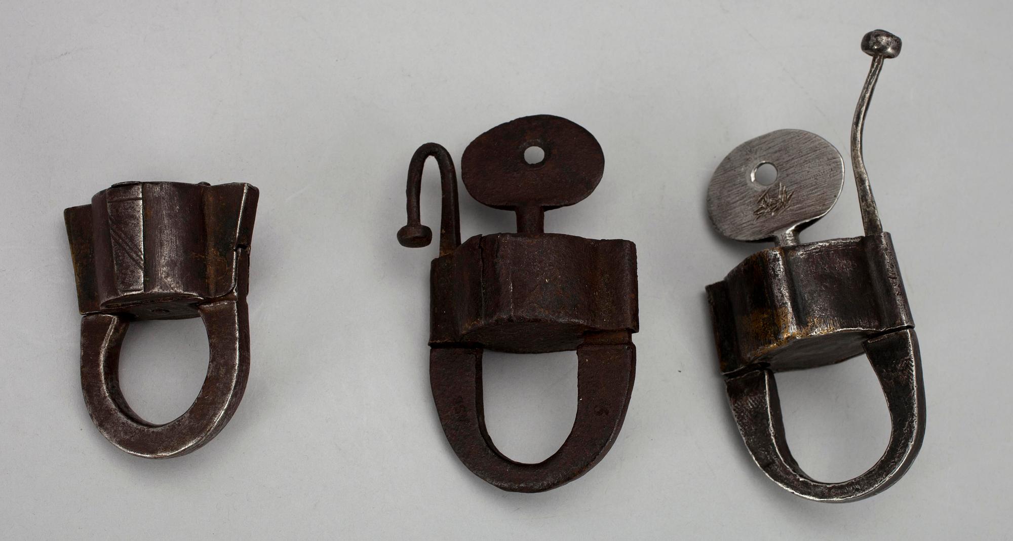 POLHEMSLÅS, 3 st, järn, 1700/1800-tal.