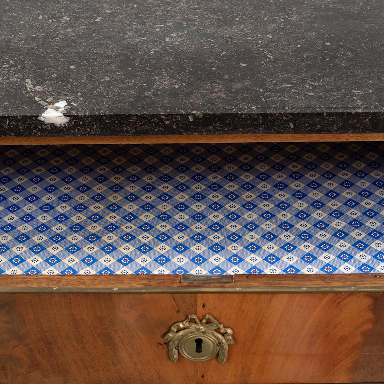 A late Gustavian chest of drawers, early 19th Century.