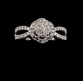 RING, 18k vitguld med briljantslipade diamanter, 0.47 ct. Vikt 2,9 g.