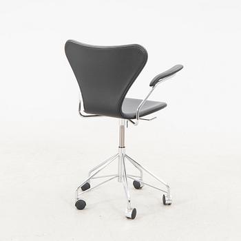 Arne Jacobsen, desk chair, "Sjuan", Fritz Hansen, dated 2017.