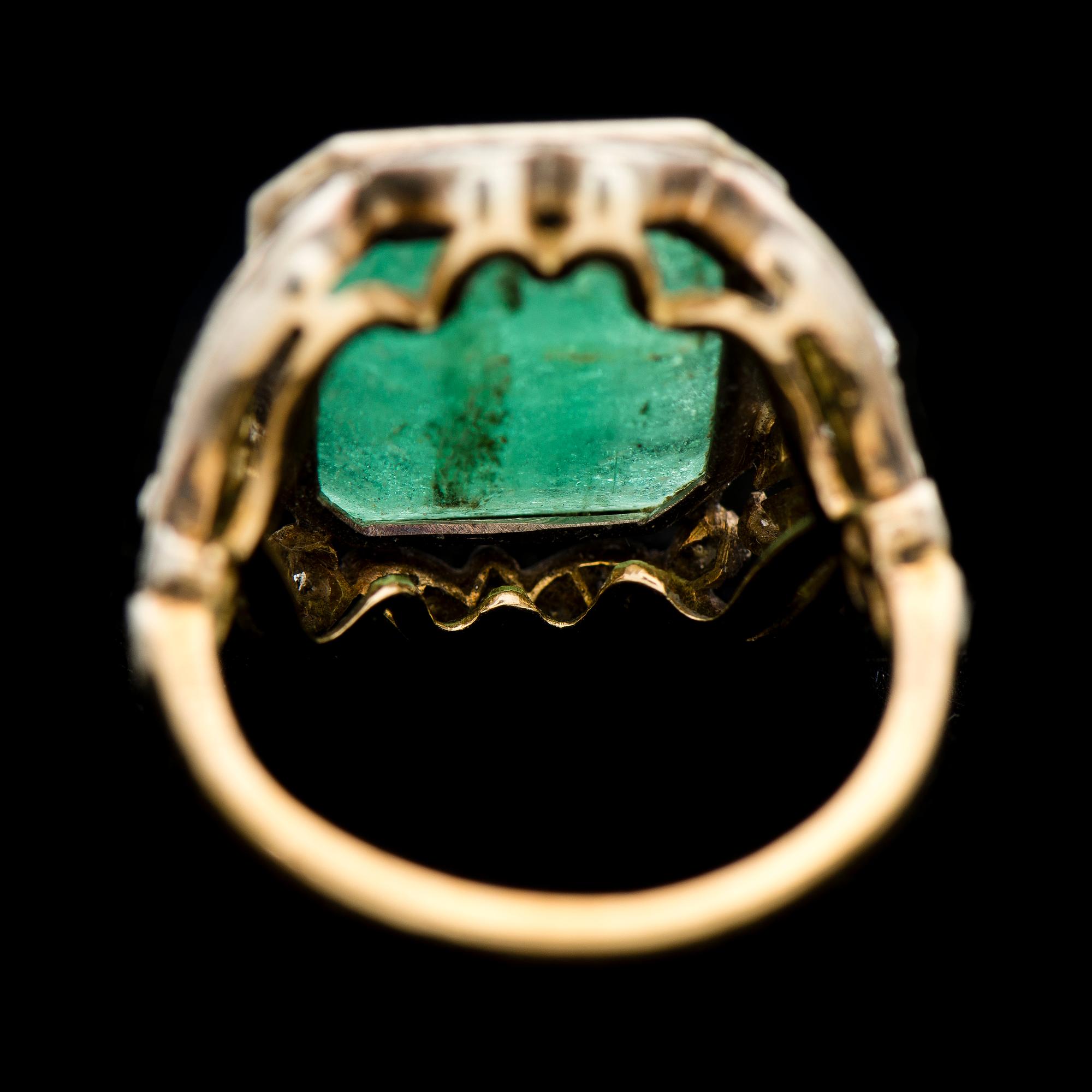 RING, 18K guld, smaragd, diamanter.