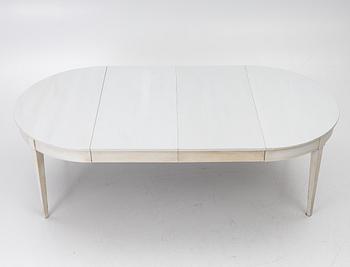 A dining table, early 20th Century.