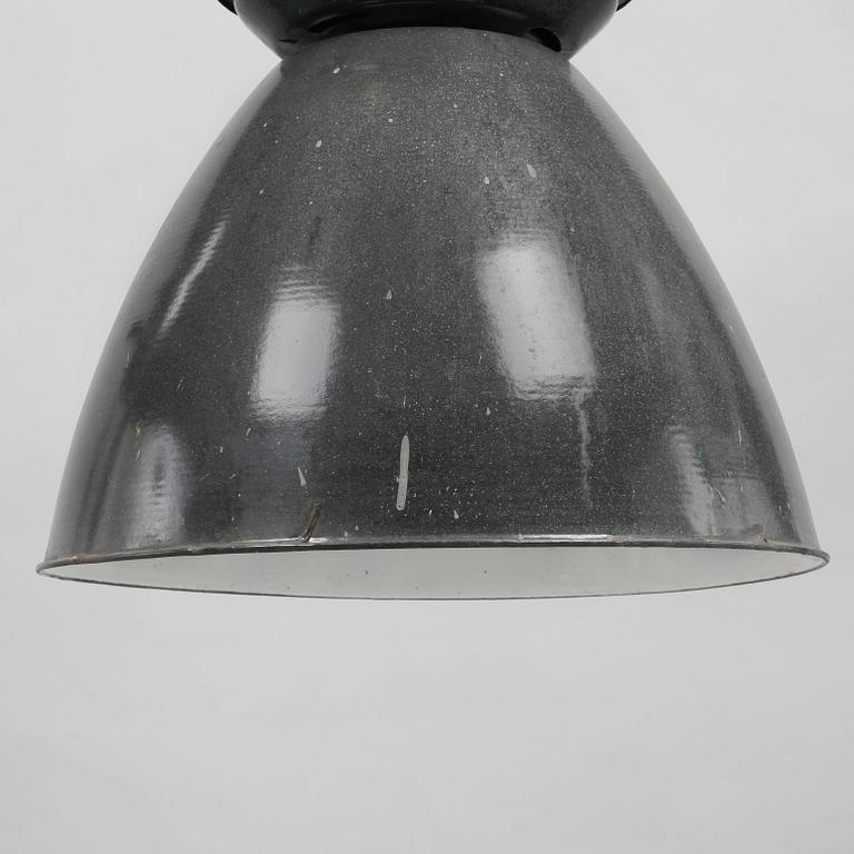 INDUSTRILAMPOR, ett par, 1900-tal. Höjd 90 cm.