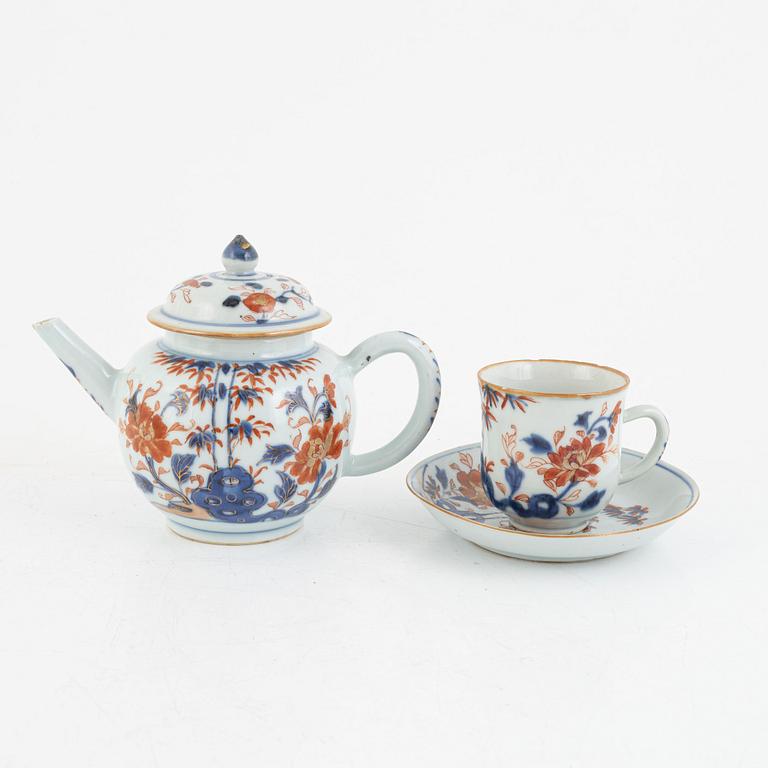 A Chinese imari export porcelain teapot and five cups with saucers, Qing dynasty, Qianlong  (1736-95).