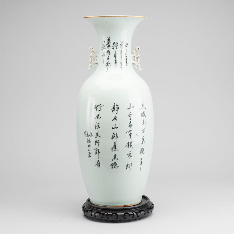 A Chinese porcelain urn around 1900.