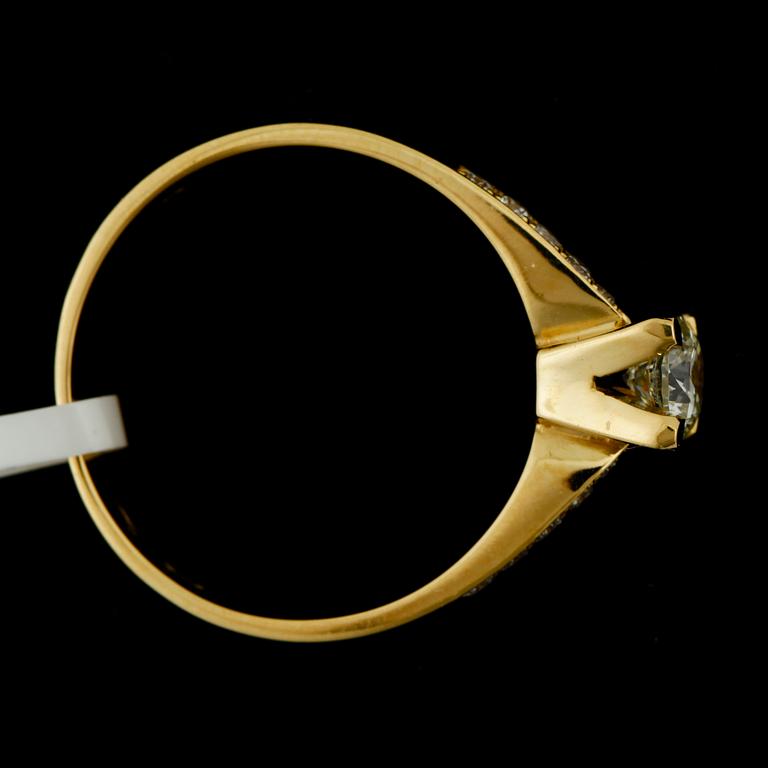 RING, 18k guld med briljantslipade diamanter ca0,42ct samt mindre totalt ca0,18ct. Vikt 3,3g.
