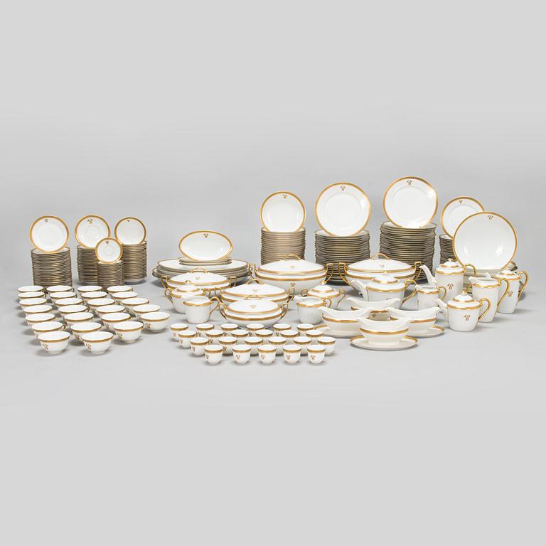 A ca. 235-piece porcelain dinnerware set, Puls H. Holzner Glaspalast Karlsbad, Czechoslovakia 1930s-40s.