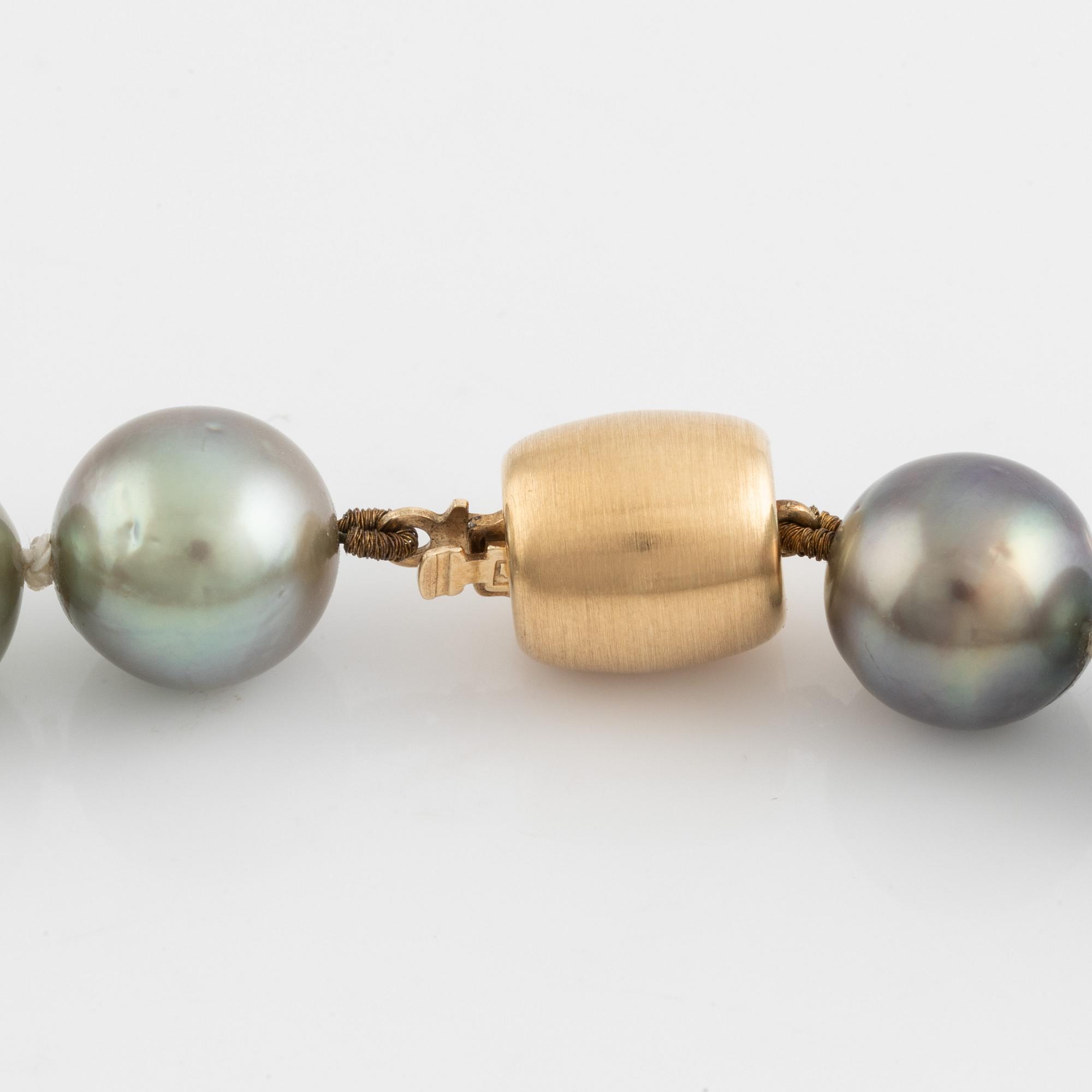 Cultured Tahiti- and South sea pearl necklace, clasp 18K gold.