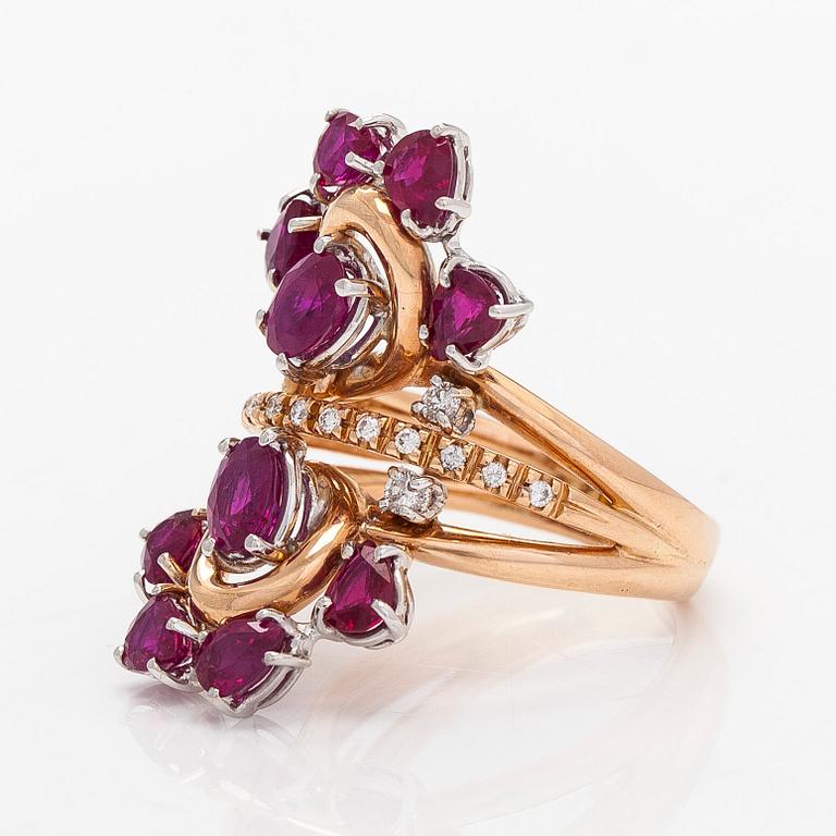 Sormus, 18K ruusukultaa, ovaaleja ja pisaramuotoisia rubiineja sekä briljanttihiottuja timantteja.