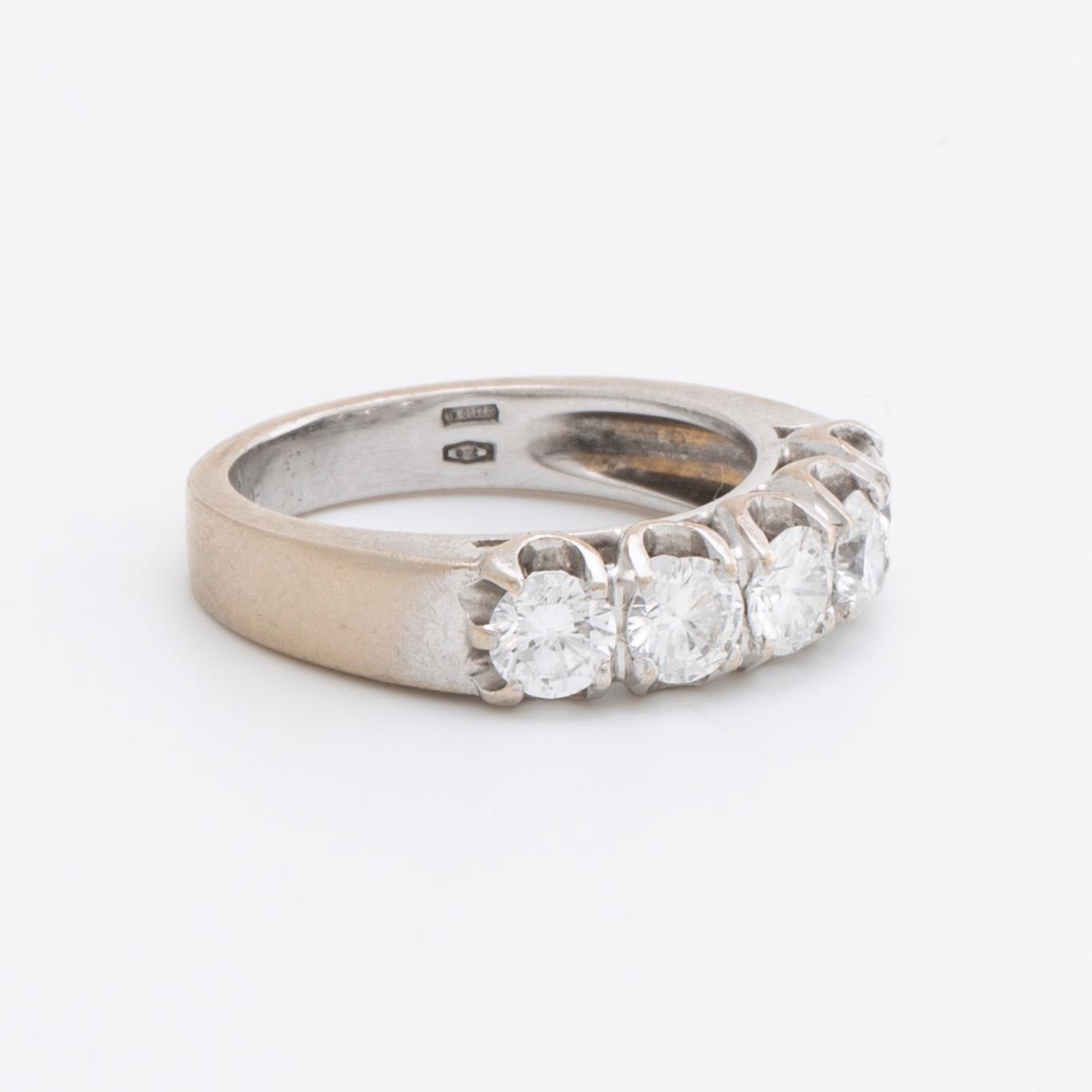 RING 18K vitguld m 5 briljanter 1,24 ct totalt ingraverat.