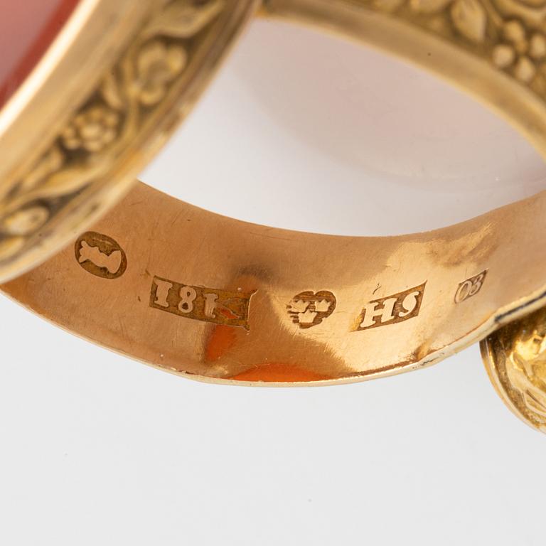 Sigill, guld med slät karneol.