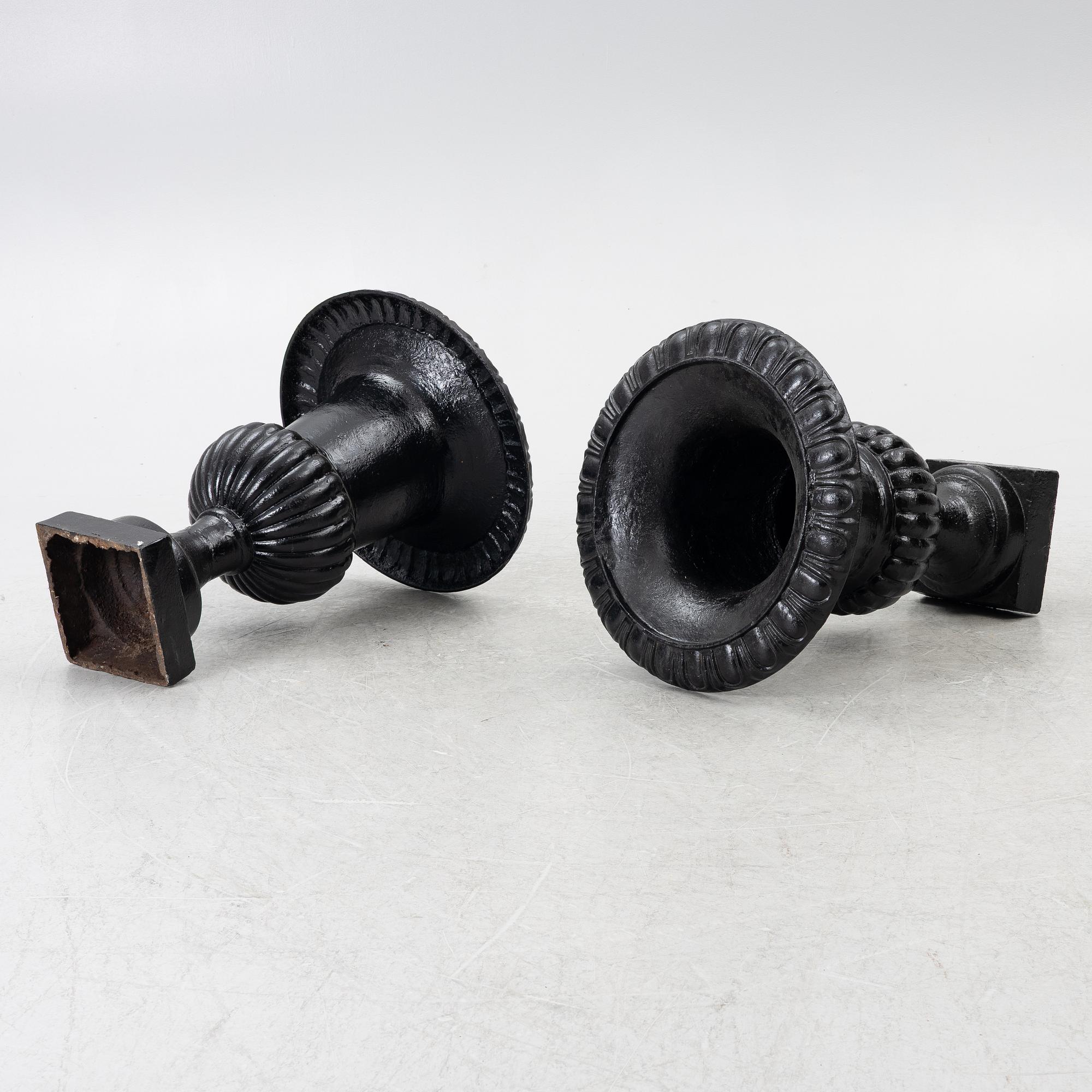 A pair of cast iron garden urns, 20th century.