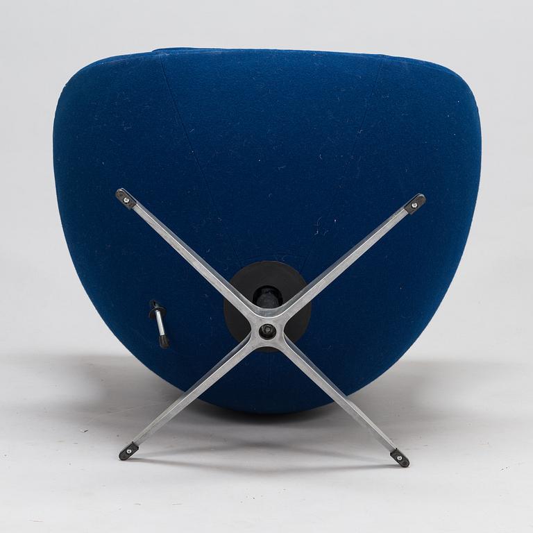 ARNE JACOBSEN, fåtölj, "Ägget/ The Egg Chair", Arne Fritz Hansen 1990-tal.