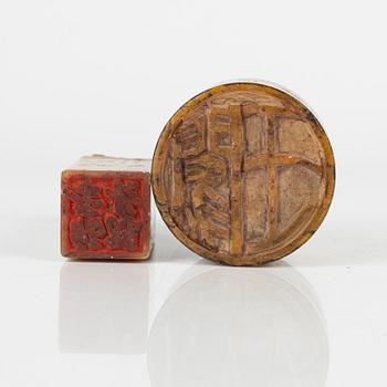 Sigill, två stycken, nefrit. Kina, omkring 1900.