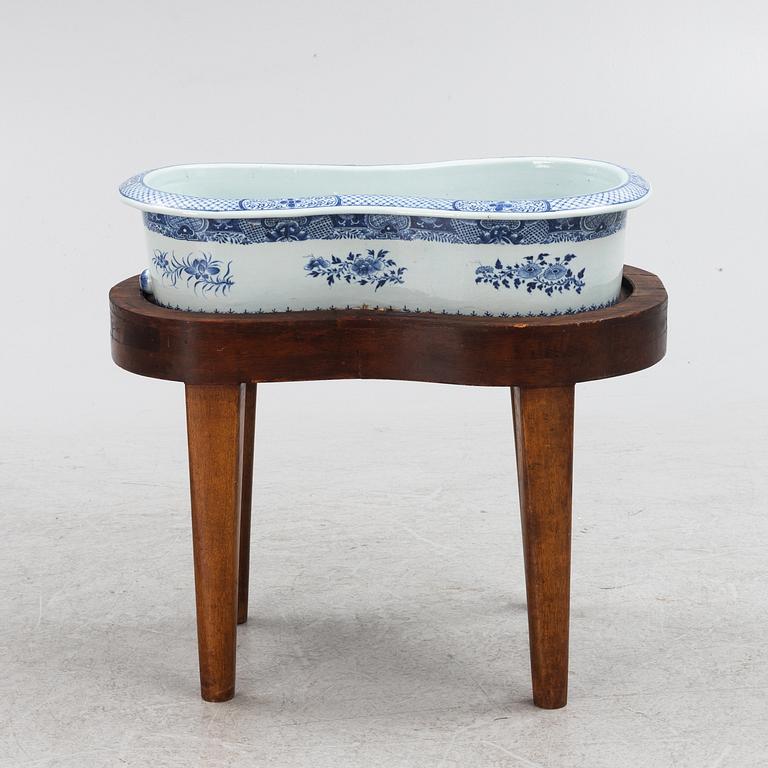 A blue and white bidet with a wooden stand, Qing dynasty, Qianlong (1736-95).