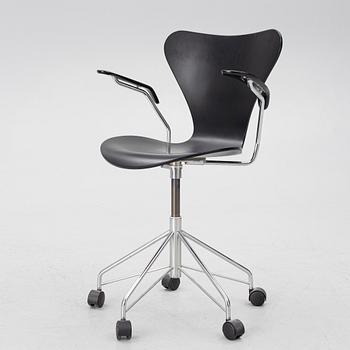 Arne Jacobsen, a model 3217 "Seven" desk chair, Fritz Hansen, Denmark, 1999.