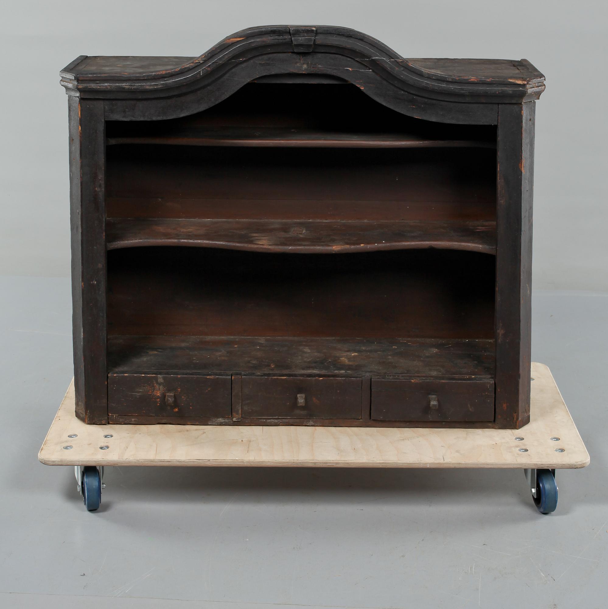 SKÅPSÖVERDEL. 1800/1900-tal.