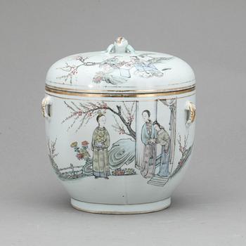 KÄRL MED LOCK, porslin, Kina, 1800/1900-tal.