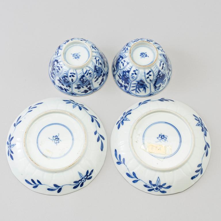KOPPAR med FAT, ett par, porslin. Qingdynastin, 1800-tal, kangxi stil.