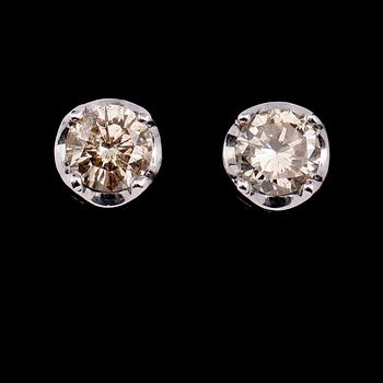 ÖRHÄNGEN, 1 par, 18 k vitguld, solitära briljantslipade diamanter tot ca 1.72 ct.