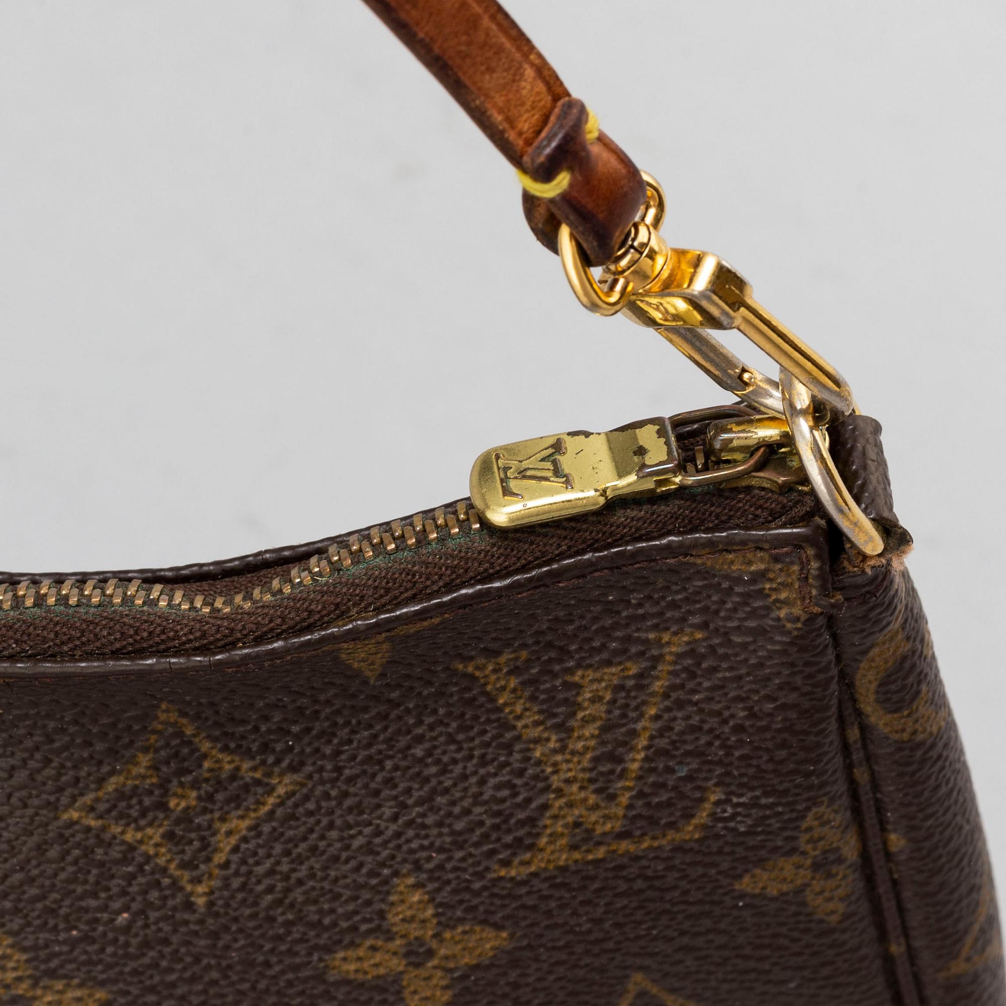 LOUIS VUITTON, a monogram 'Pochette' handbag.